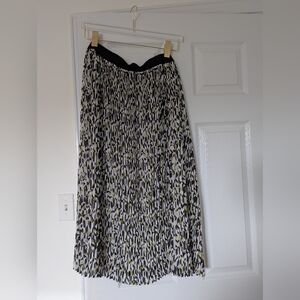 Stylish Reitmans Black and White Pleated Skirt